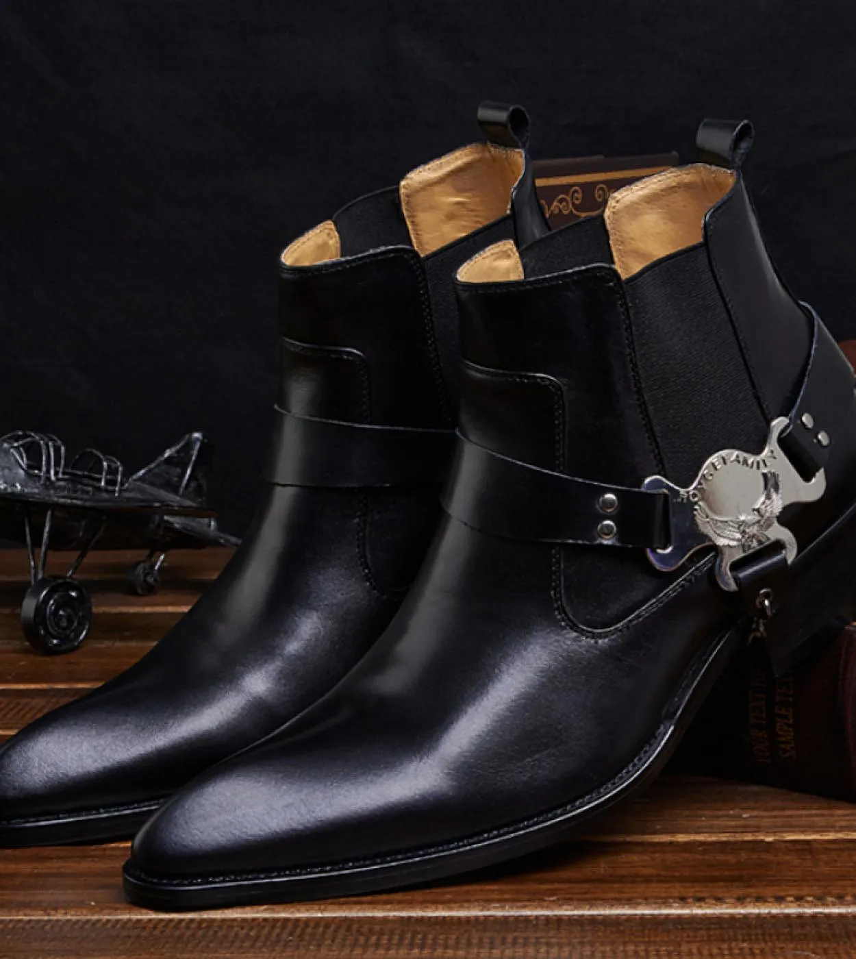 2022 Stivaletti da uomo Scarpe da cowboy classiche Nuovo stile Trendy Catena in metallo Designer Vera pelle Uomo con punta a pun
