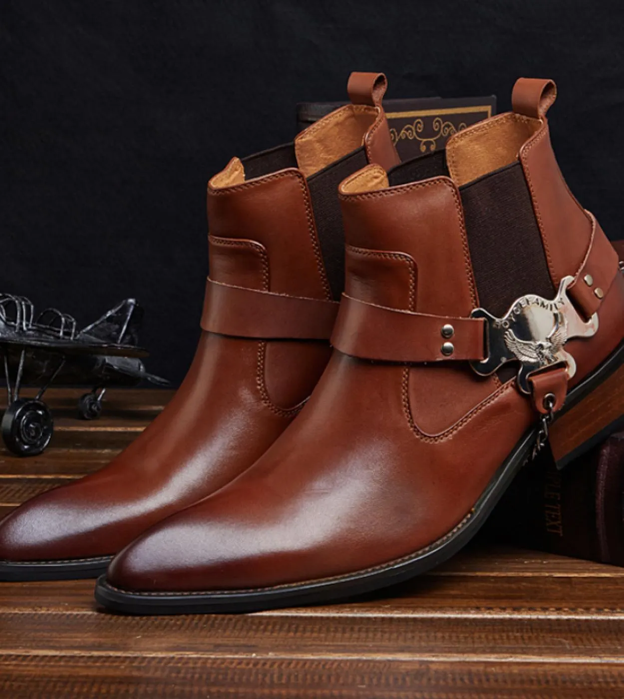 2022 Stivaletti da uomo Scarpe da cowboy classiche Nuovo stile Trendy Catena in metallo Designer Vera pelle Uomo con punta a pun