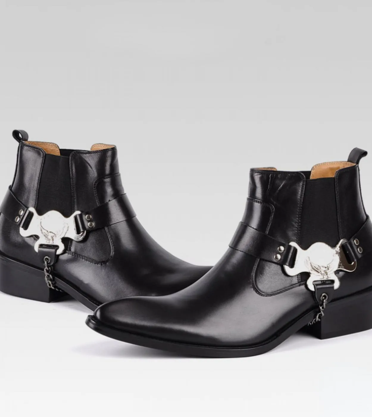 2022 Stivaletti da uomo Scarpe da cowboy classiche Nuovo stile Trendy Catena in metallo Designer Vera pelle Uomo con punta a pun