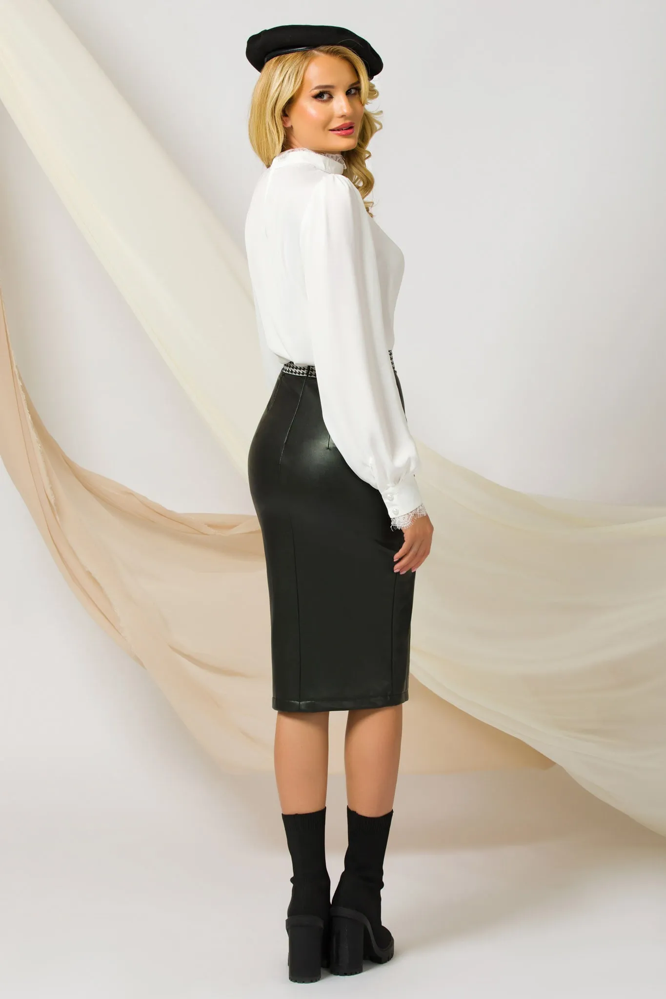 Blusa elegante bianca Pretty Girl con collo e polsini rifiniti in pizzo