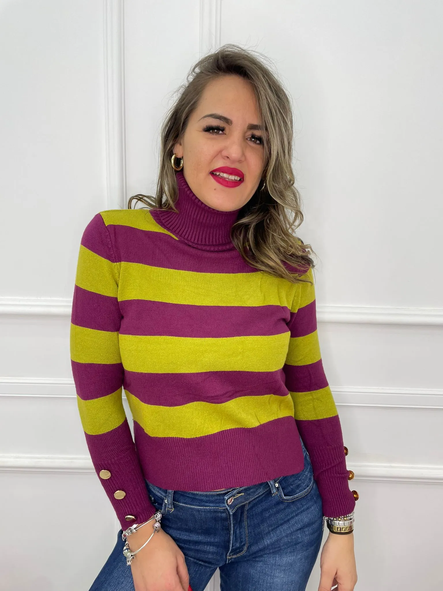 Maglione collo alto a righe colorate