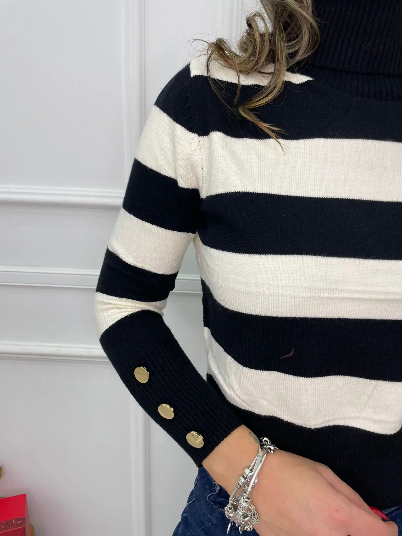 Maglione collo alto a righe colorate