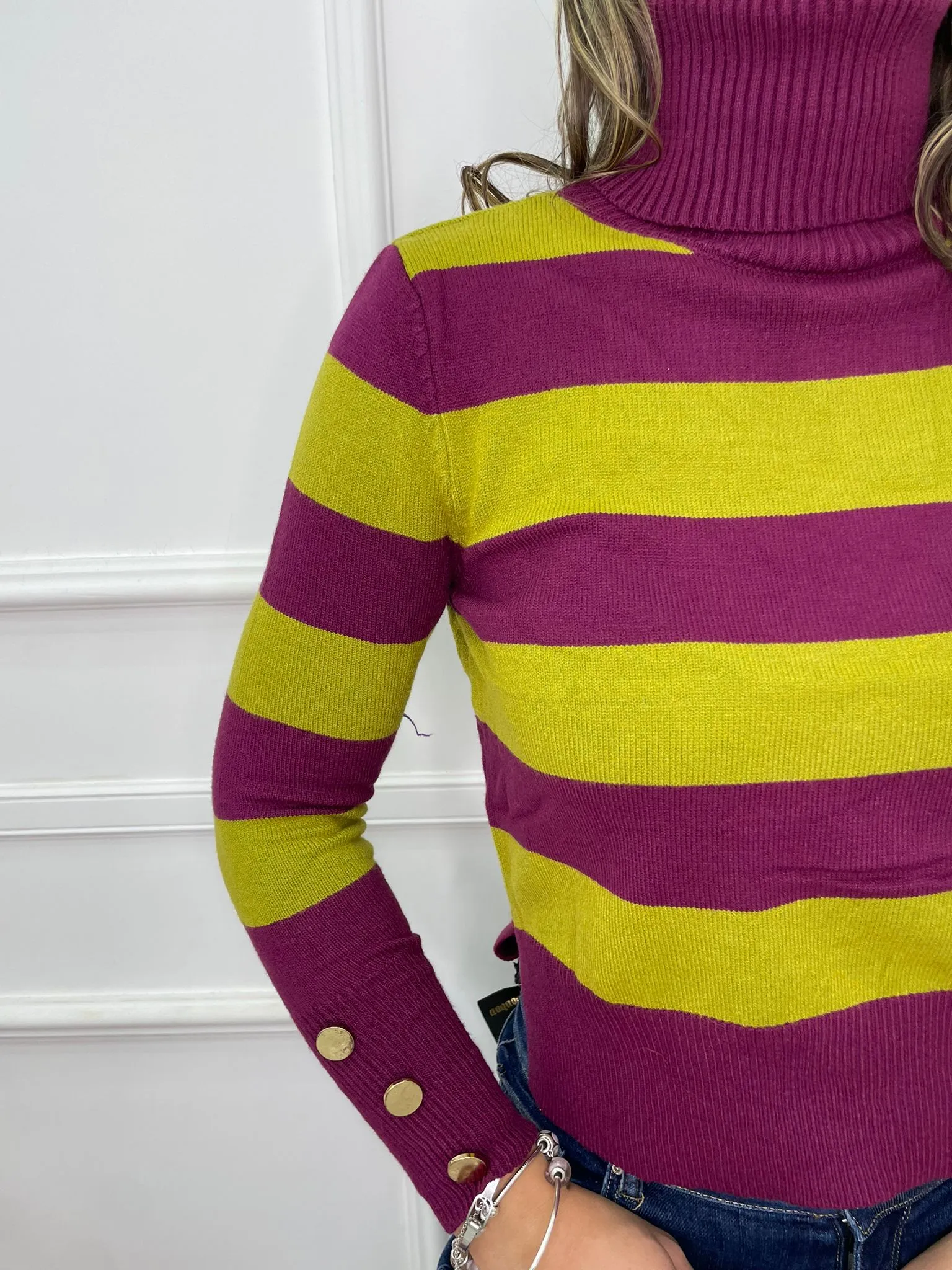Maglione collo alto a righe colorate