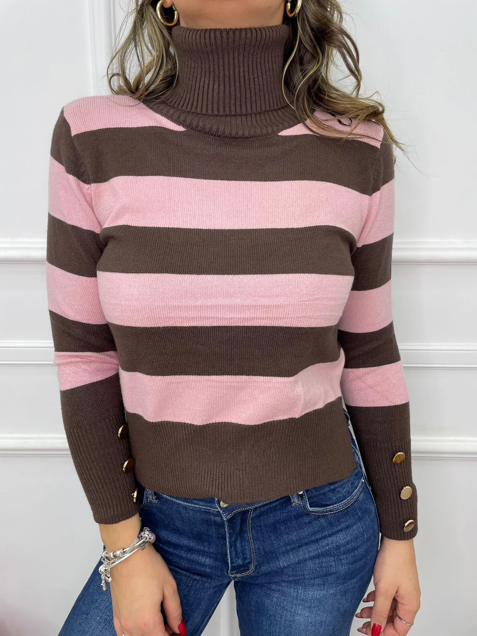 Maglione collo alto a righe colorate