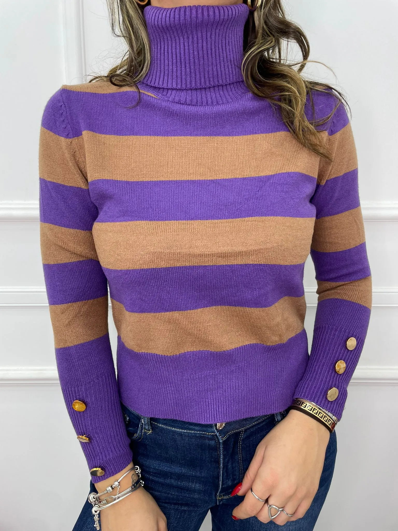 Maglione collo alto a righe colorate