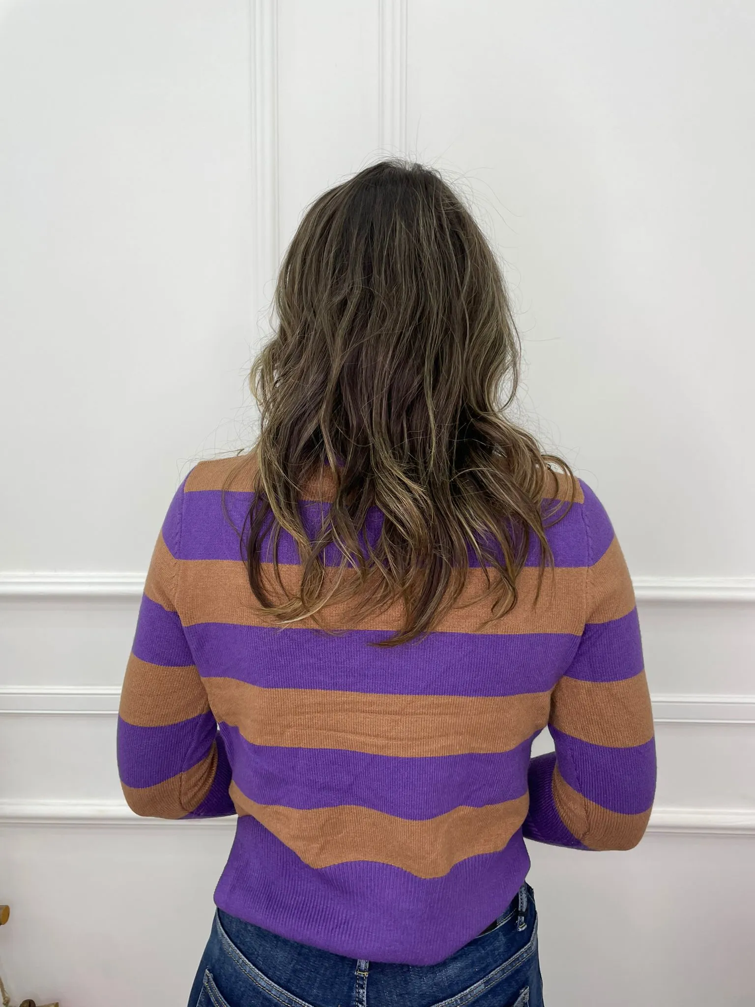 Maglione collo alto a righe colorate