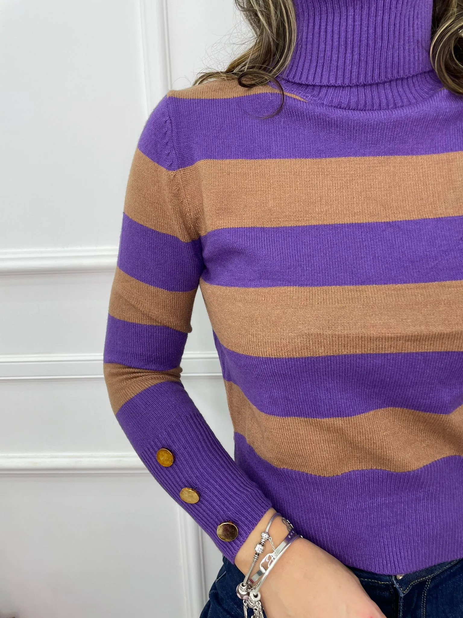 Maglione collo alto a righe colorate