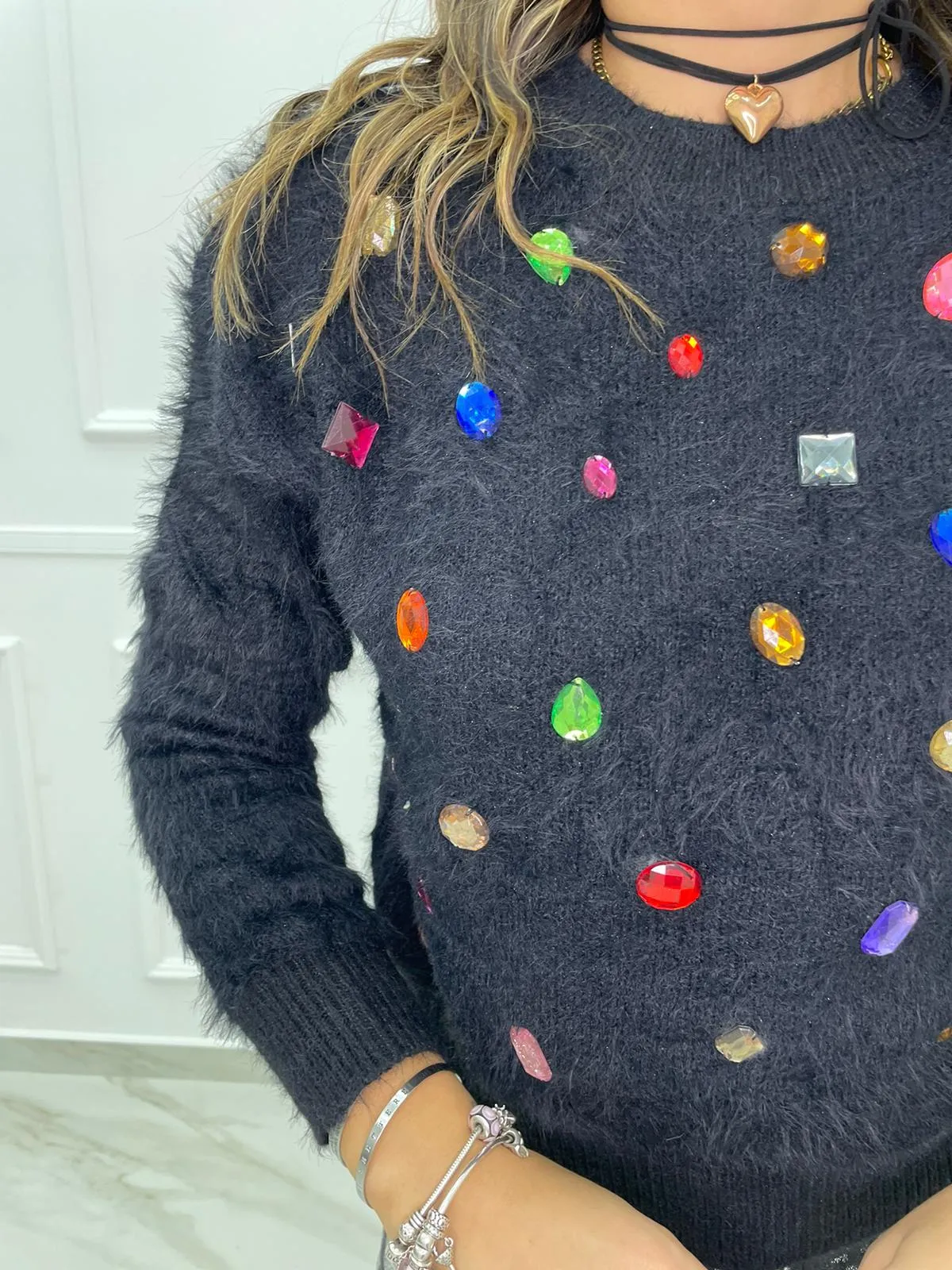 Maglione in pelo con pietre colorate