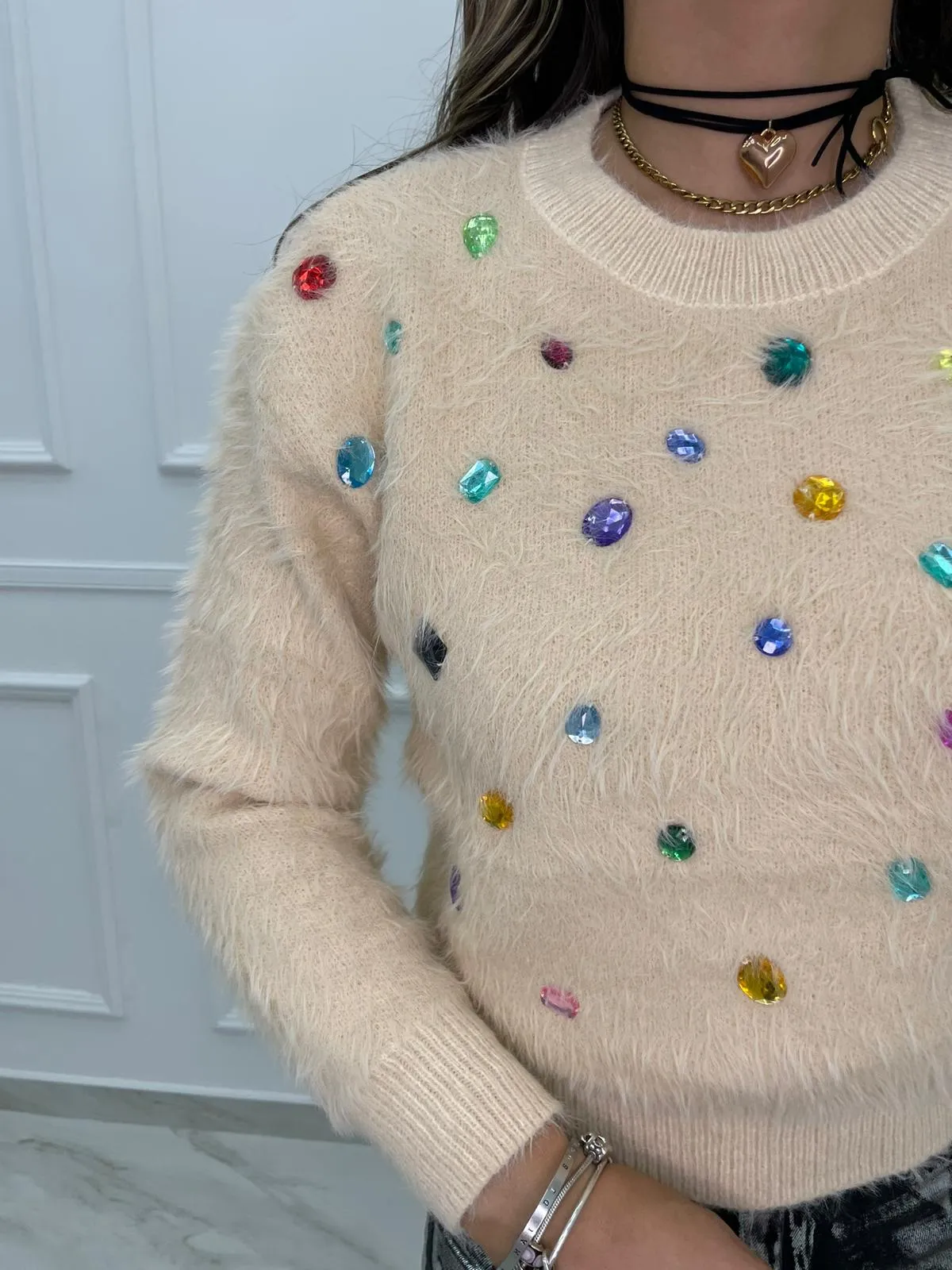 Maglione in pelo con pietre colorate