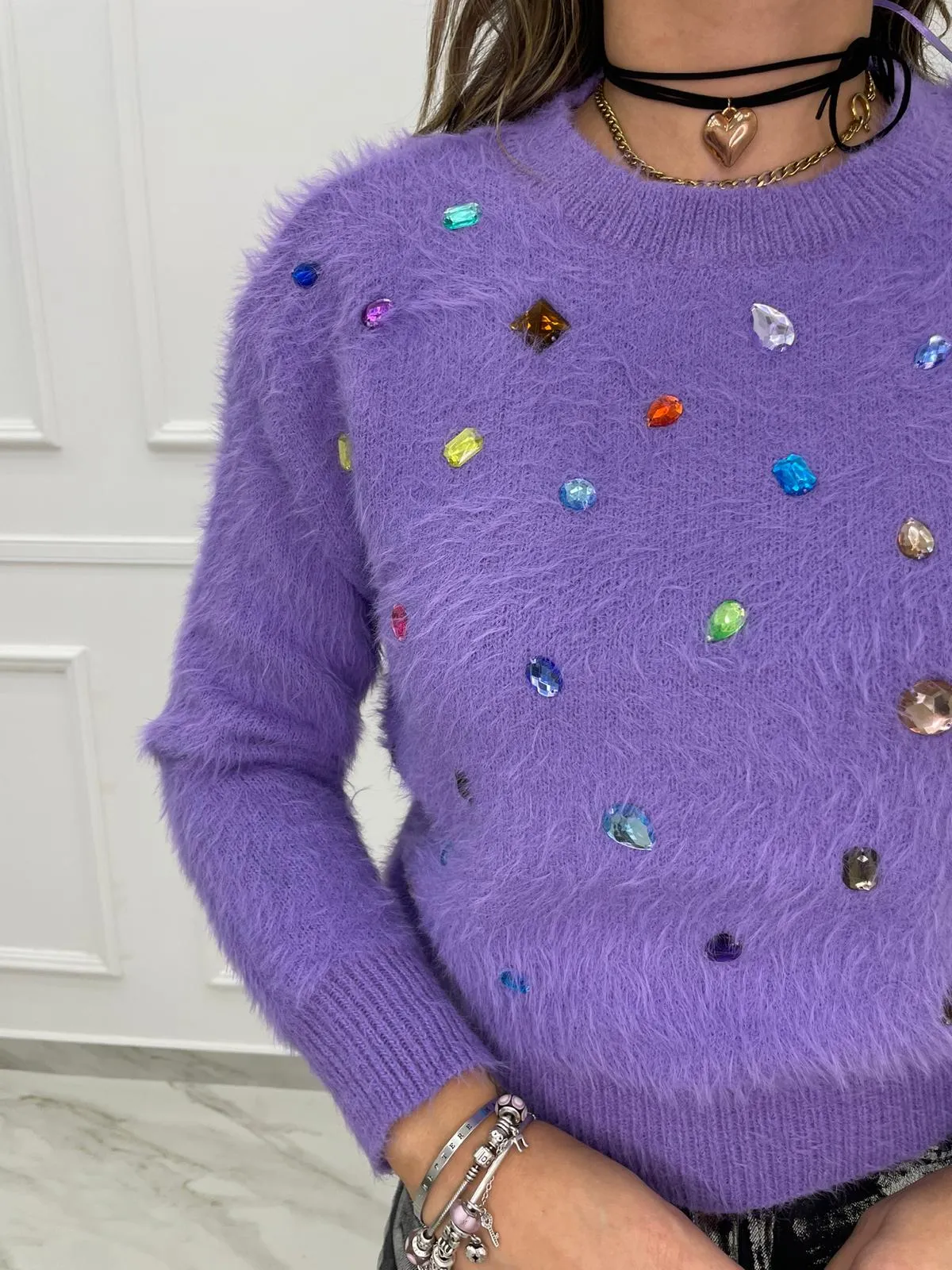 Maglione in pelo con pietre colorate