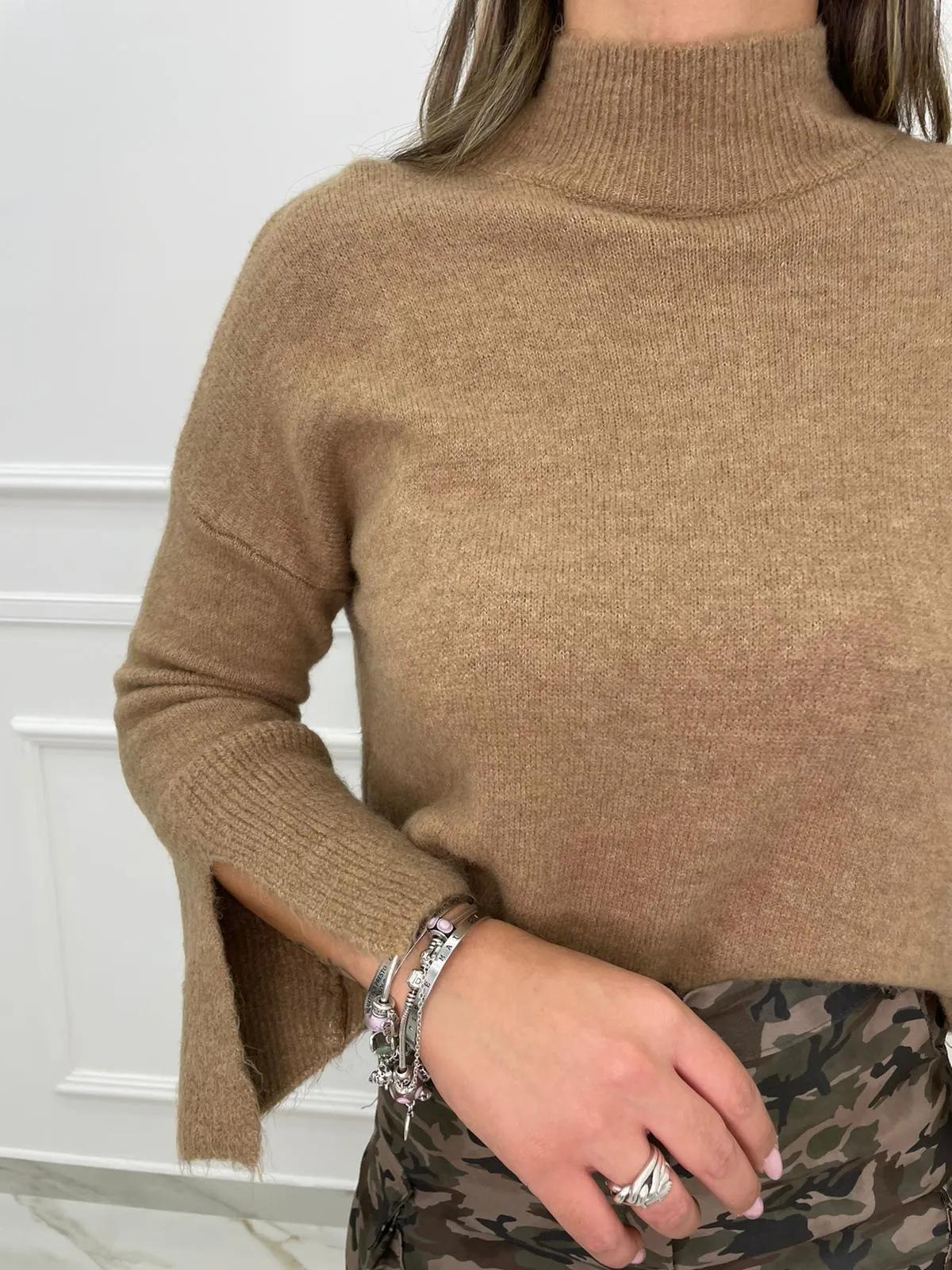 Maglione over con maniche a campana con spacchetto