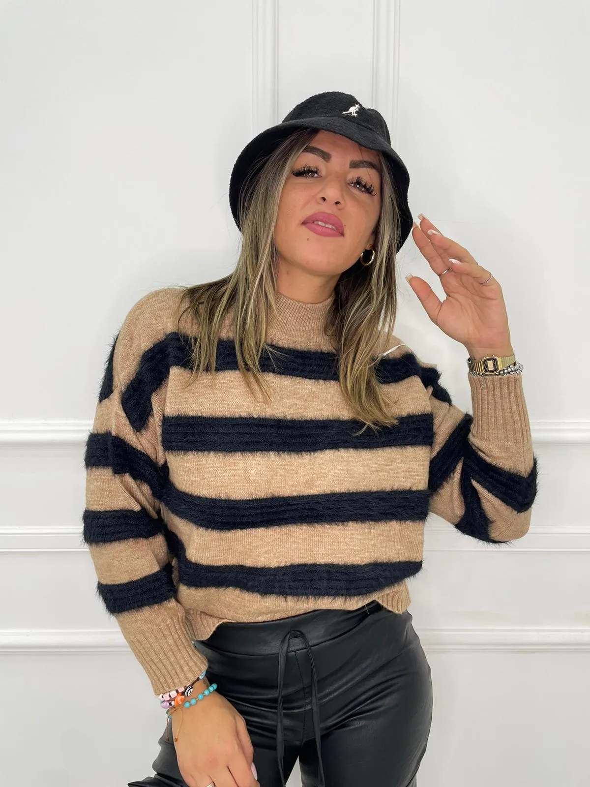 Maglione over con righe in pelo colorate