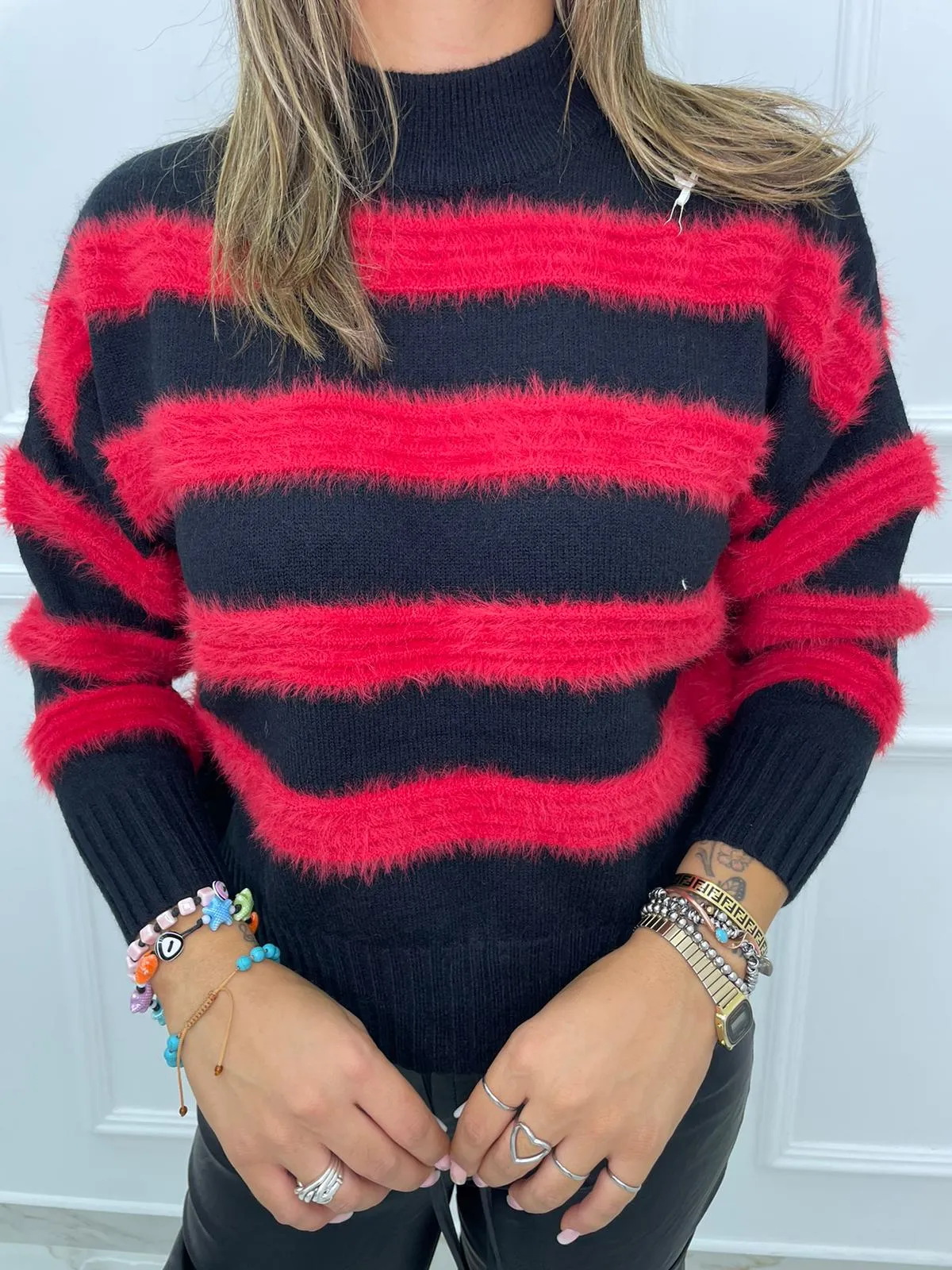 Maglione over con righe in pelo colorate