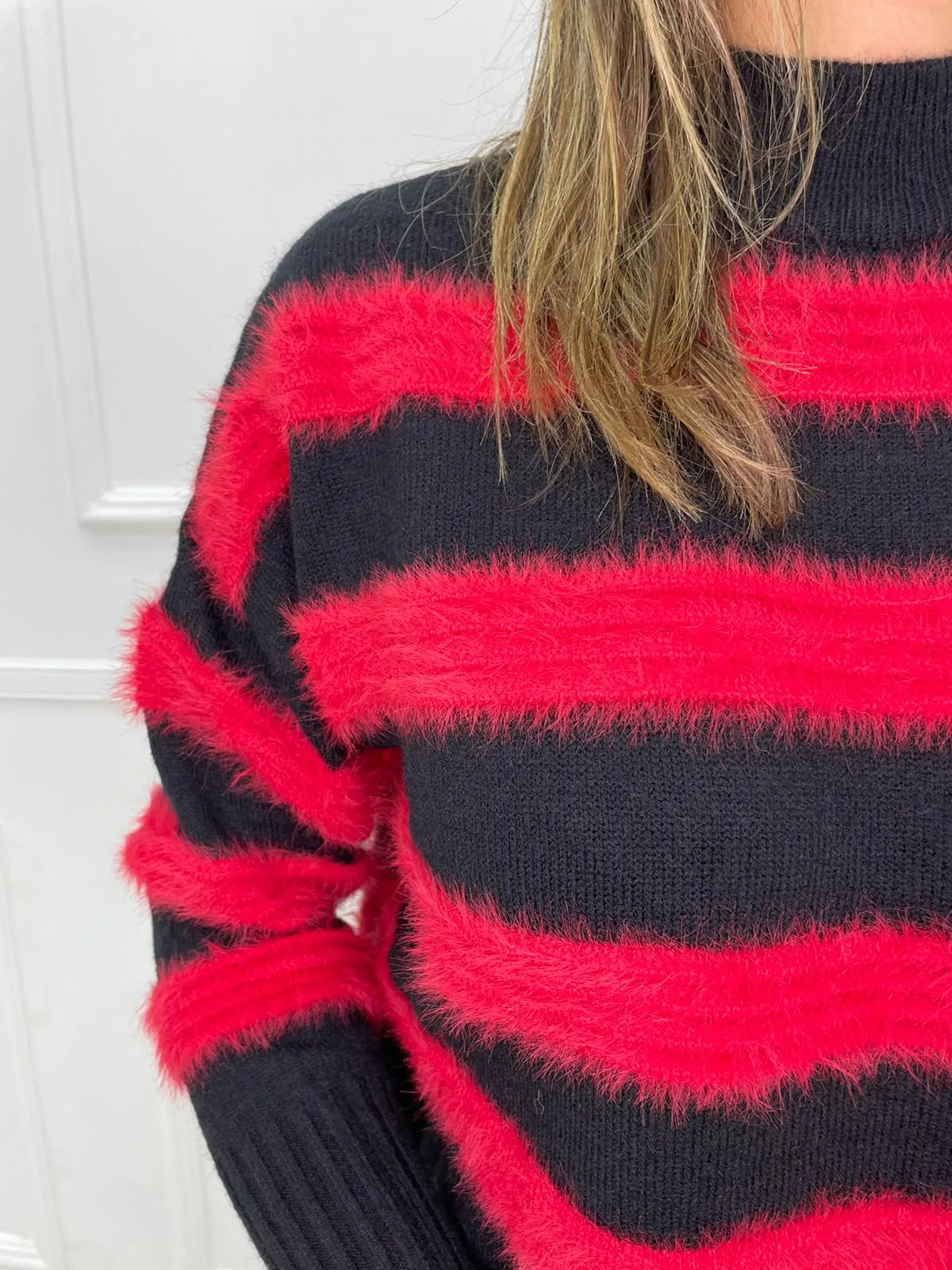 Maglione over con righe in pelo colorate