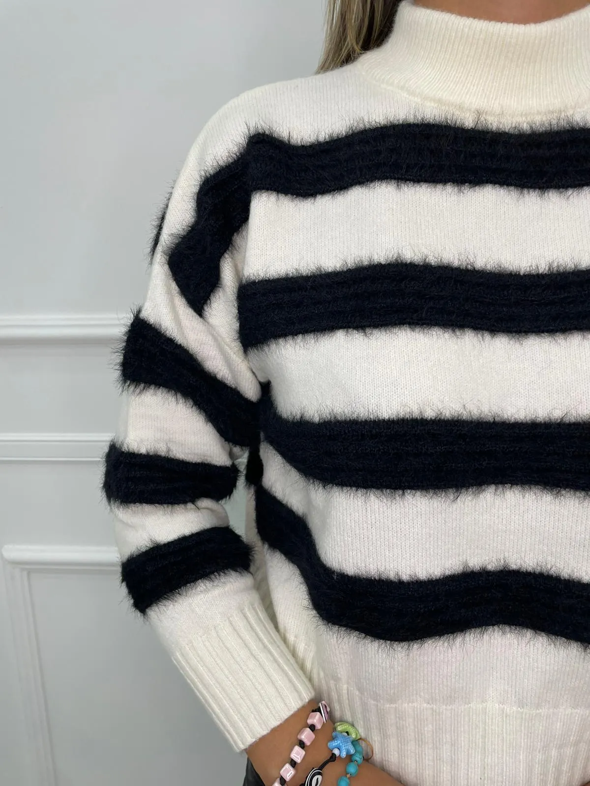 Maglione over con righe in pelo colorate