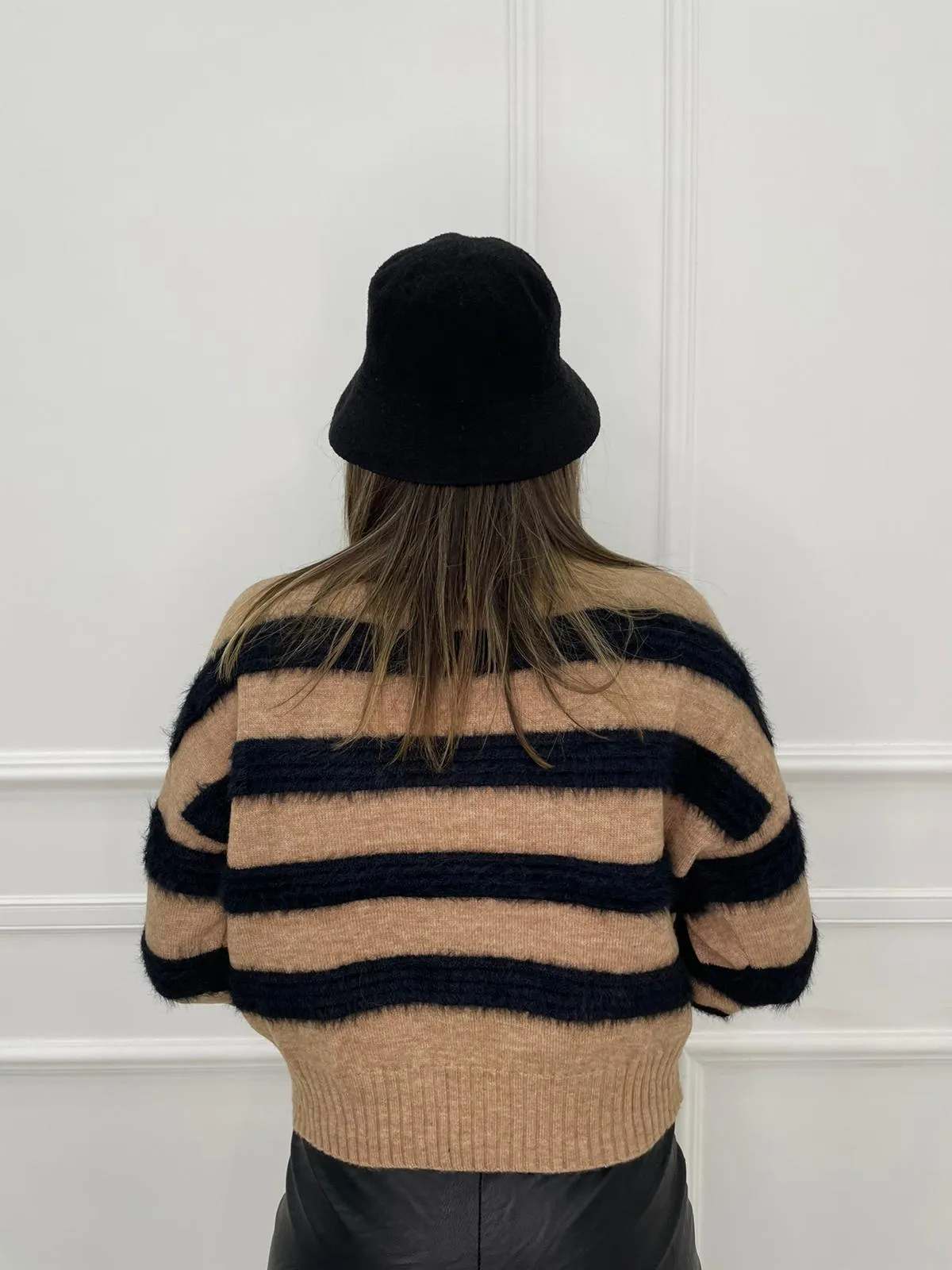 Maglione over con righe in pelo colorate