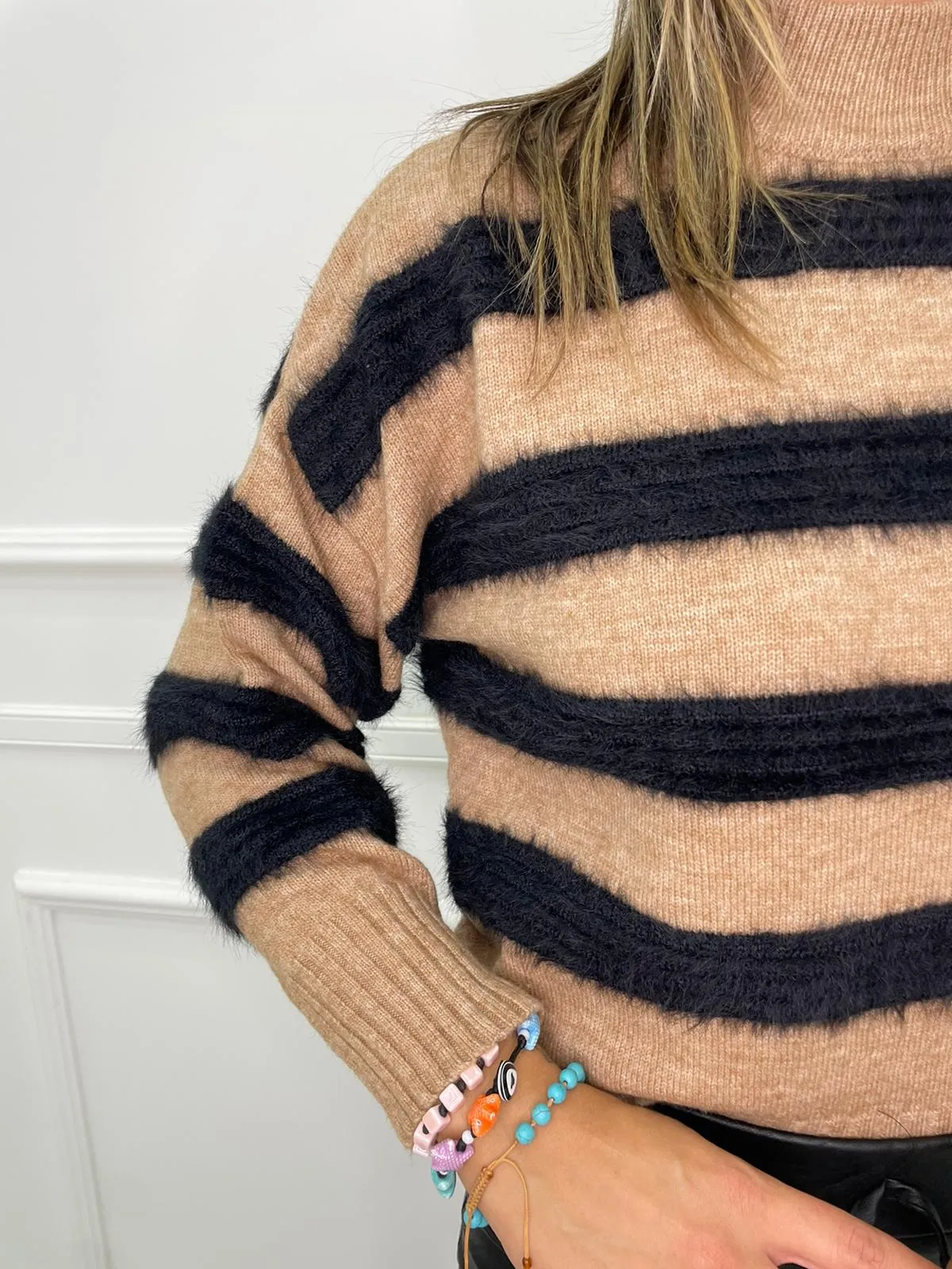 Maglione over con righe in pelo colorate
