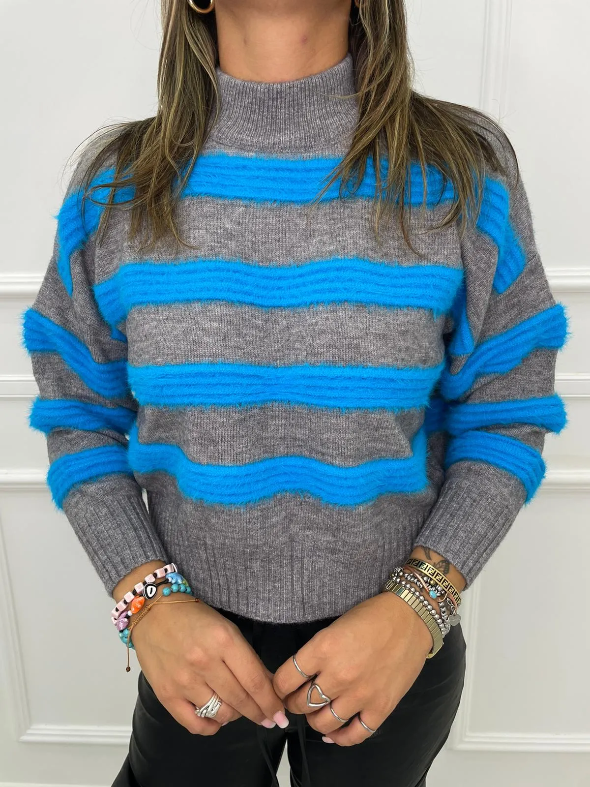 Maglione over con righe in pelo colorate