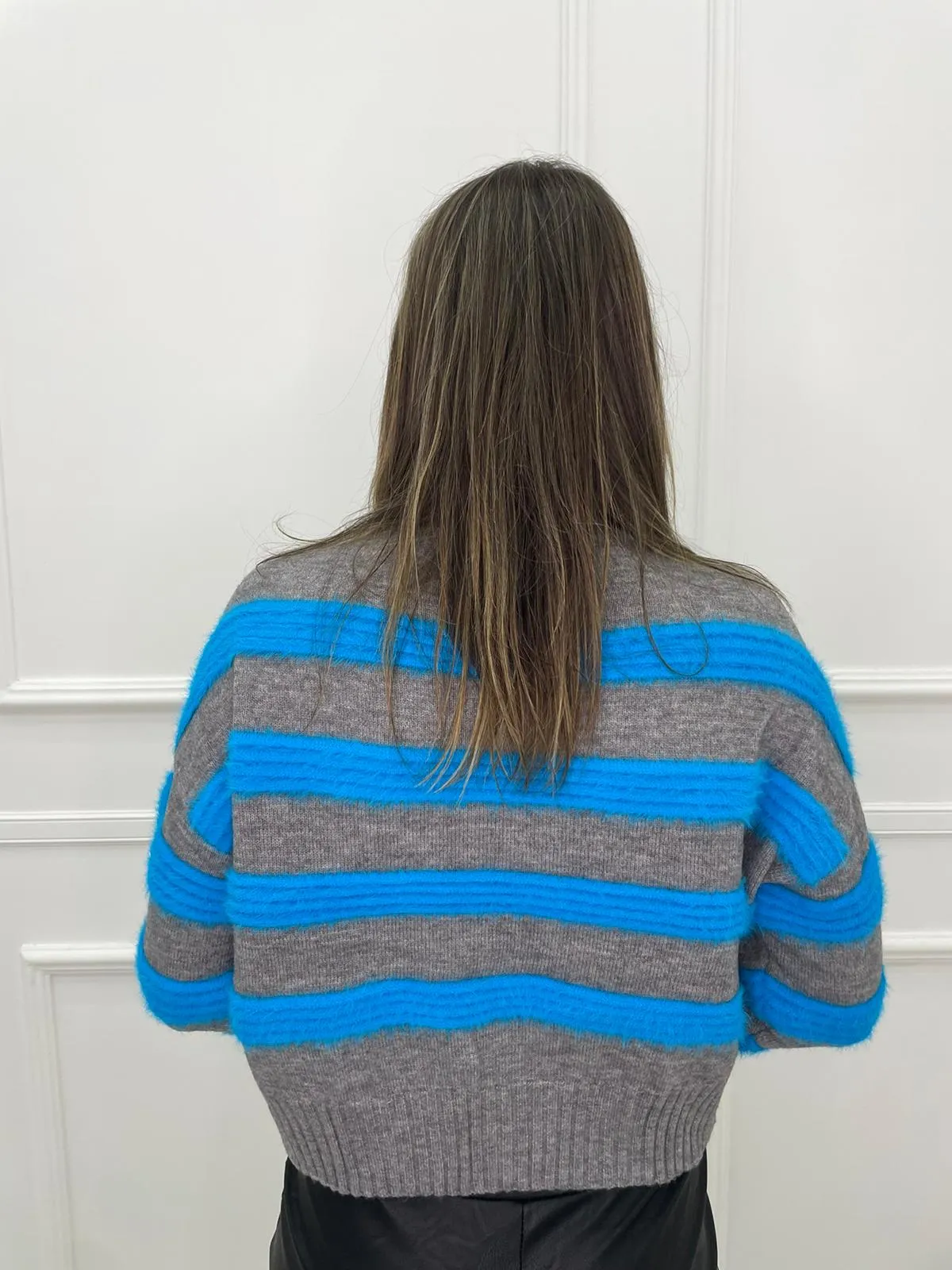 Maglione over con righe in pelo colorate