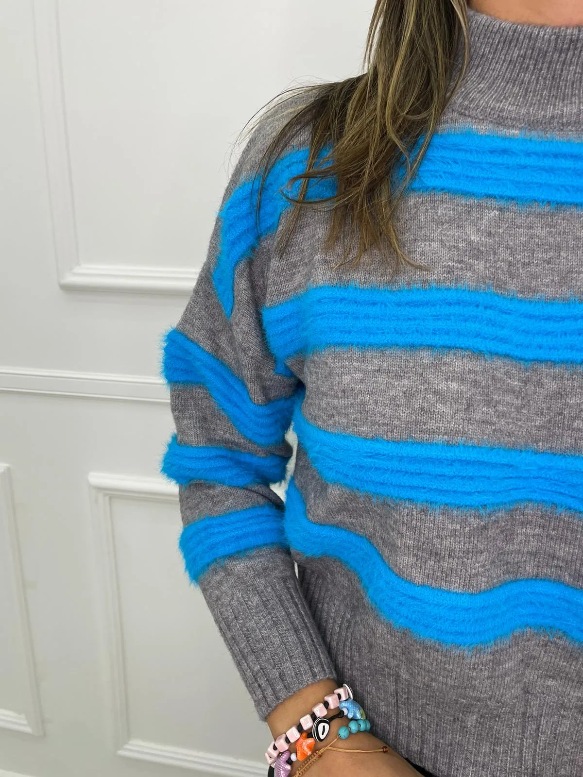 Maglione over con righe in pelo colorate