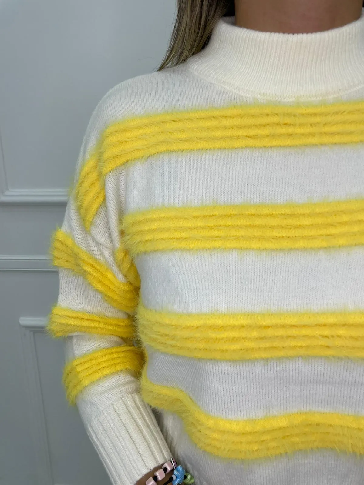 Maglione over con righe in pelo colorate