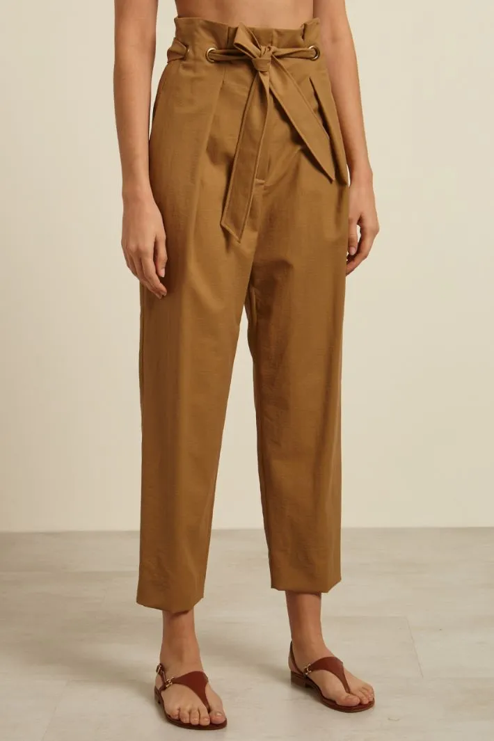 Pantaloni carrot con cintura