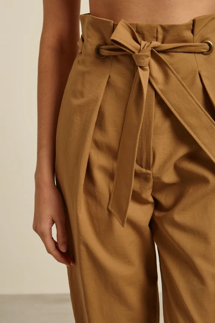 Pantaloni carrot con cintura