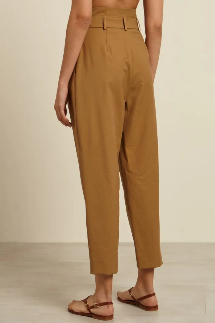 Pantaloni carrot con cintura