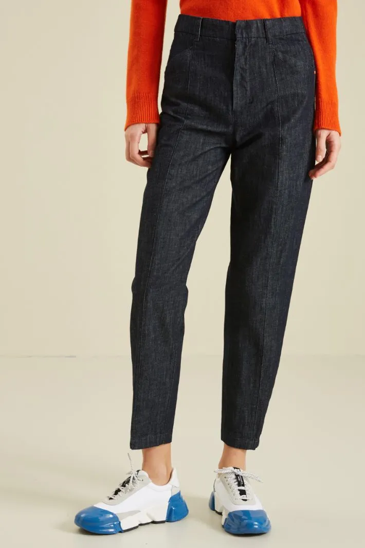 Pantaloni carrot in denim