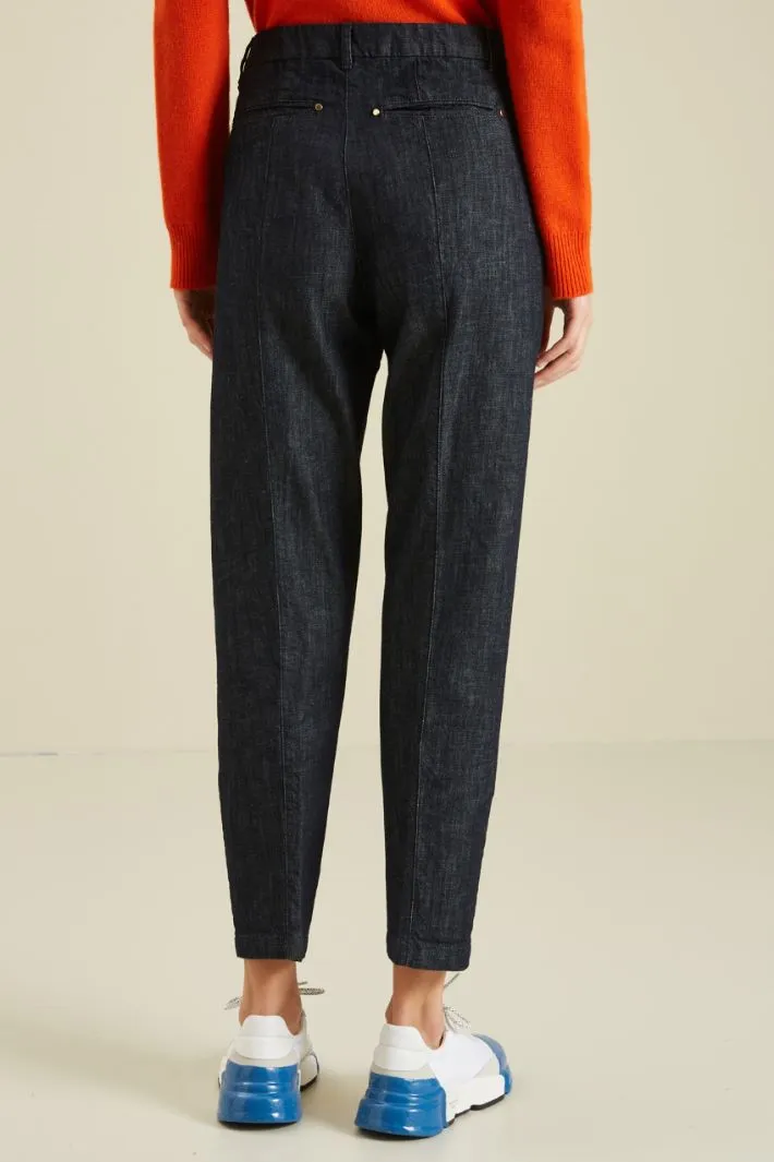 Pantaloni carrot in denim