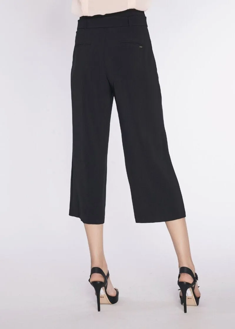 Pantaloni cropped con cintura