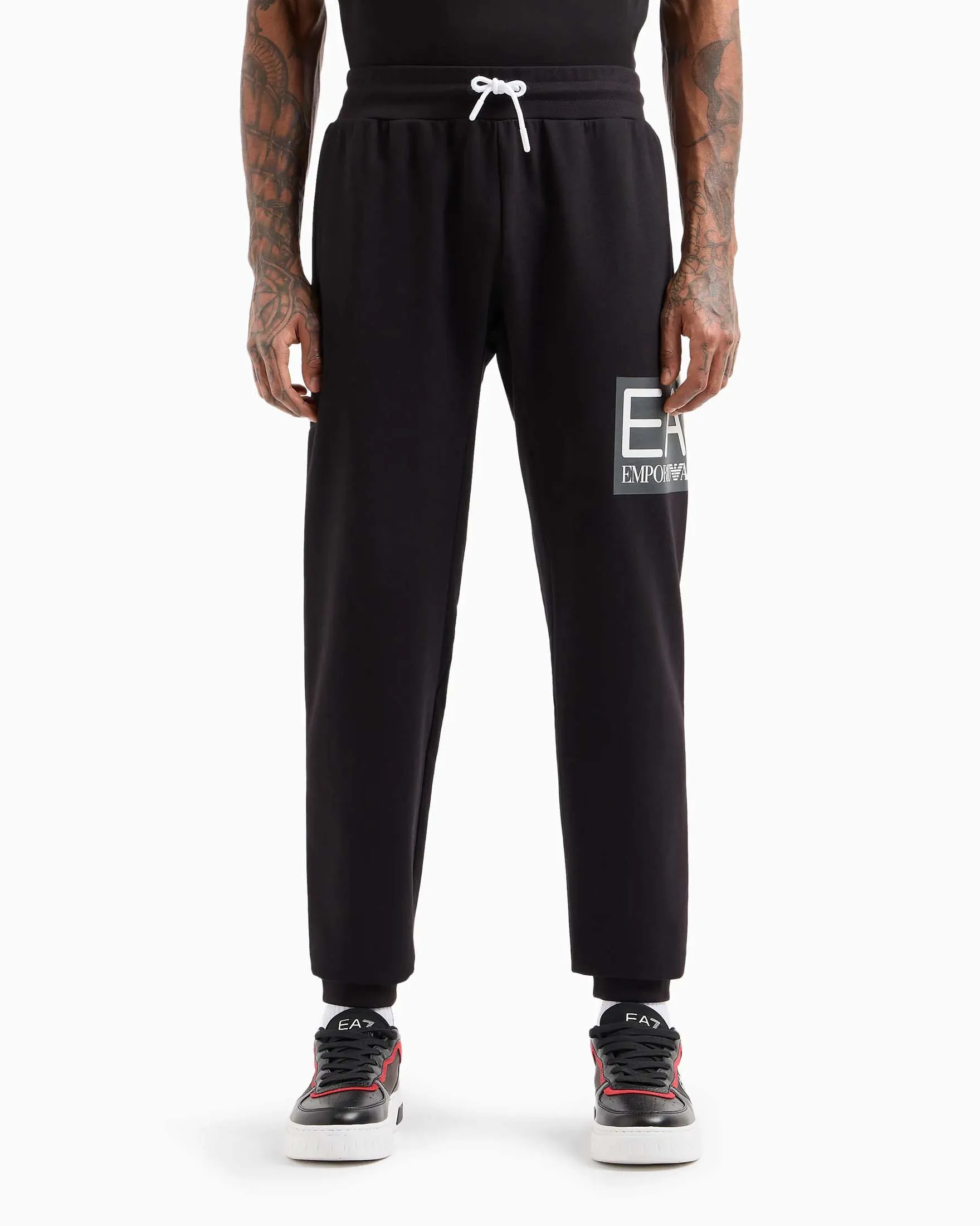 Pantaloni neri in felpa con maxi patch porta logo