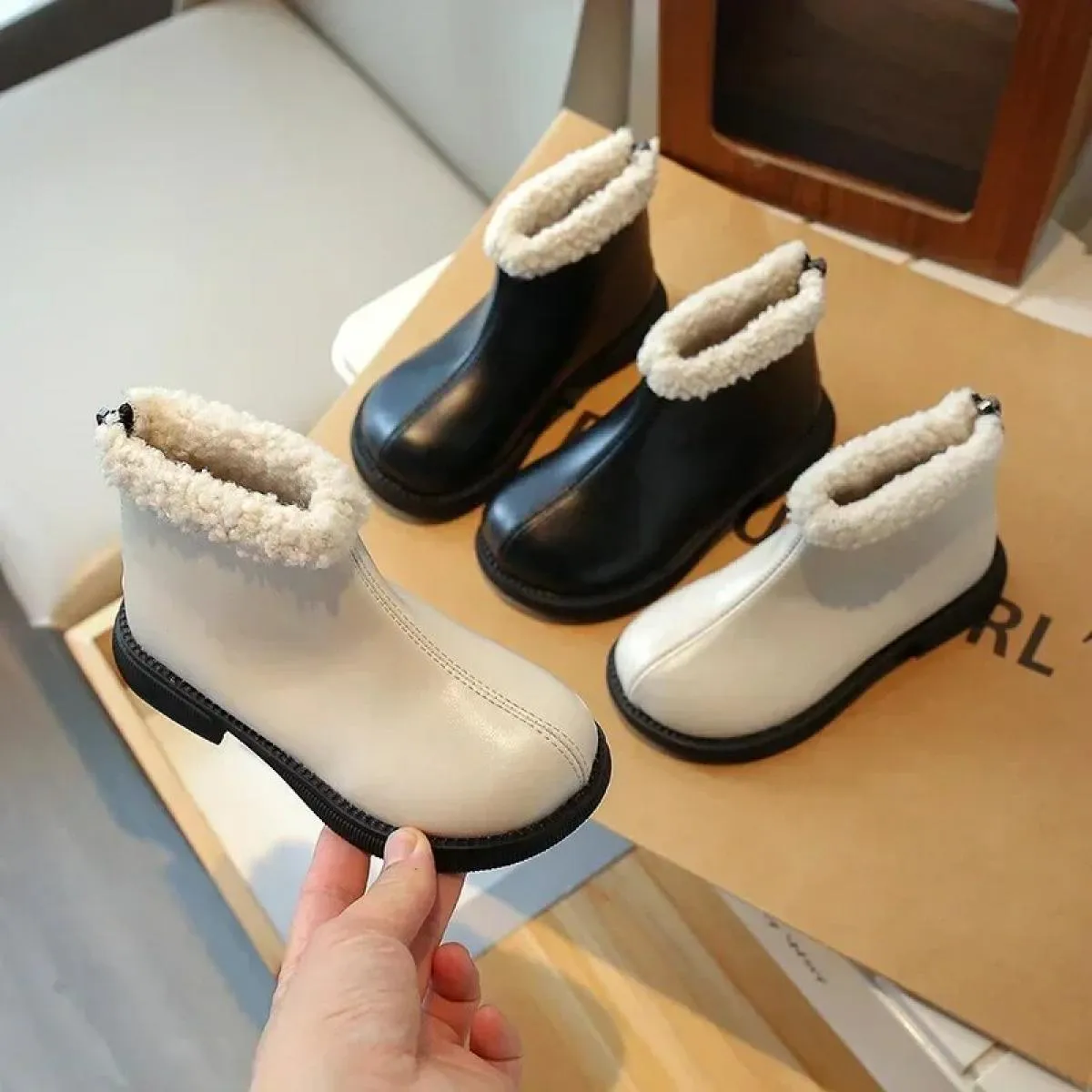 Stivaletti corti in pelle Pu da ragazza per bambini inverno 2024 nuove scarpe in cotone peluche caldo moda tinta unita per bambi