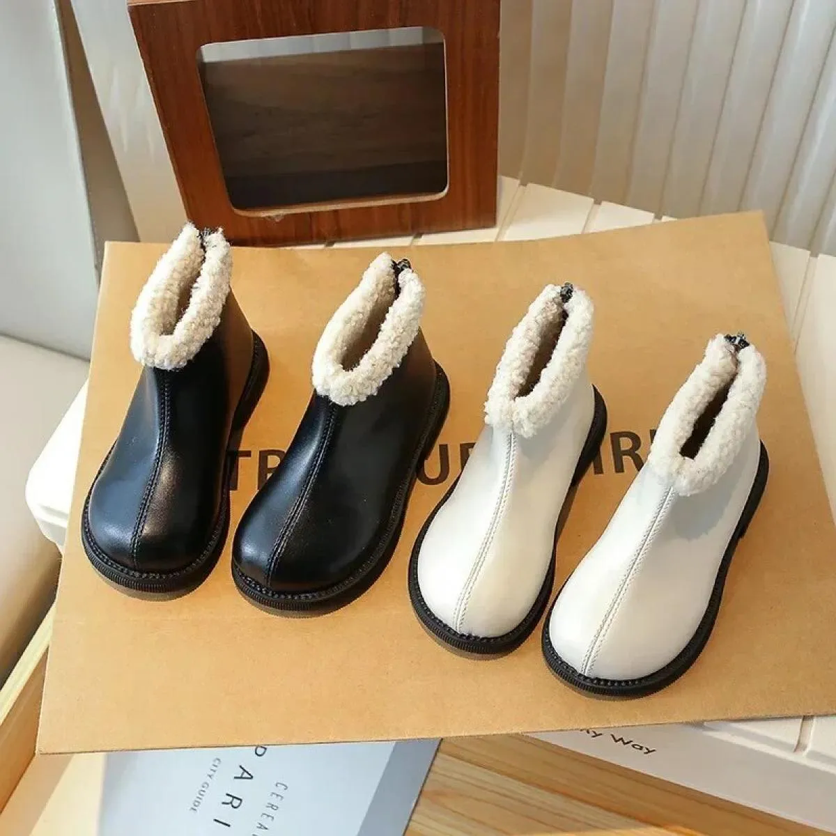 Stivaletti corti in pelle Pu da ragazza per bambini inverno 2024 nuove scarpe in cotone peluche caldo moda tinta unita per bambi