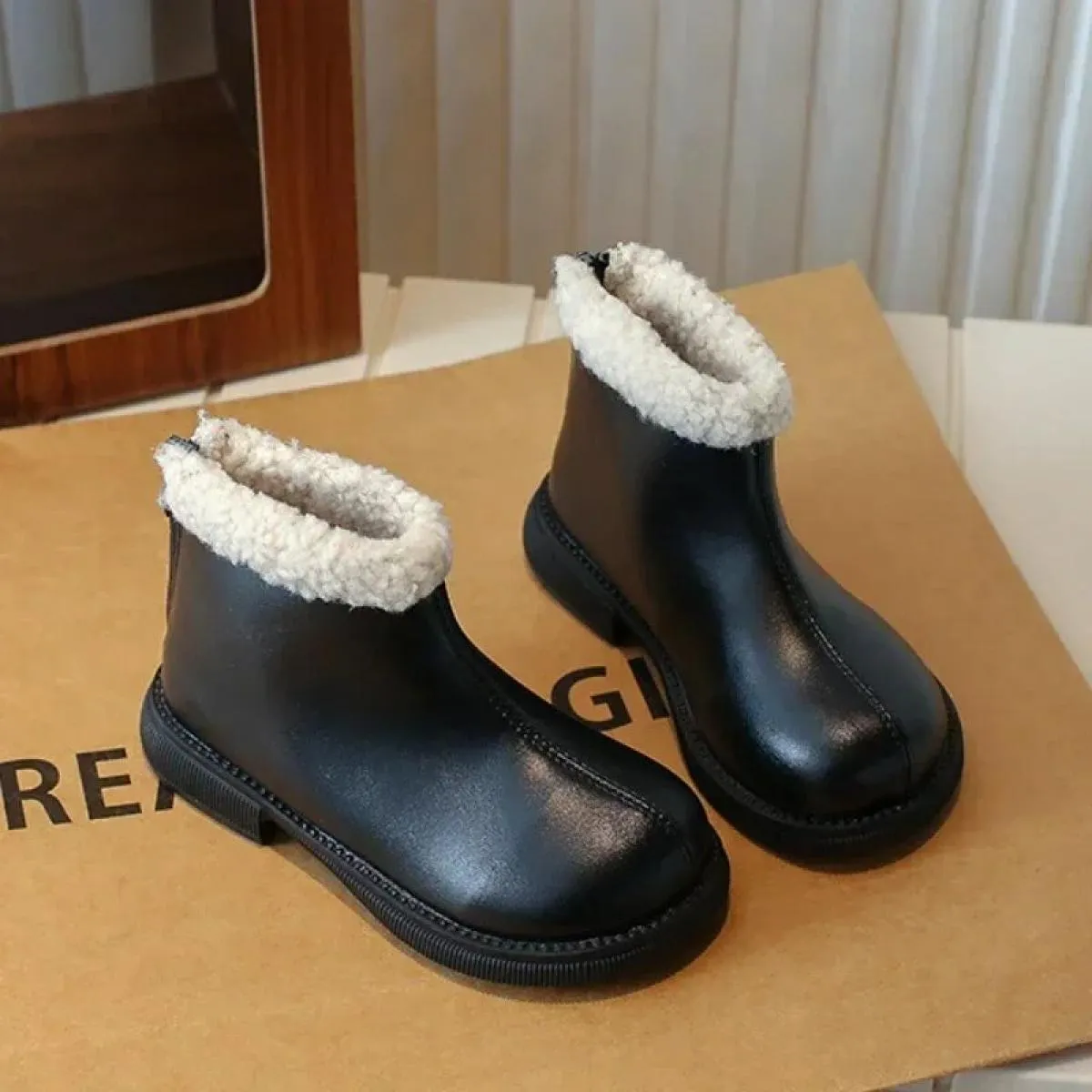 Stivaletti corti in pelle Pu da ragazza per bambini inverno 2024 nuove scarpe in cotone peluche caldo moda tinta unita per bambi