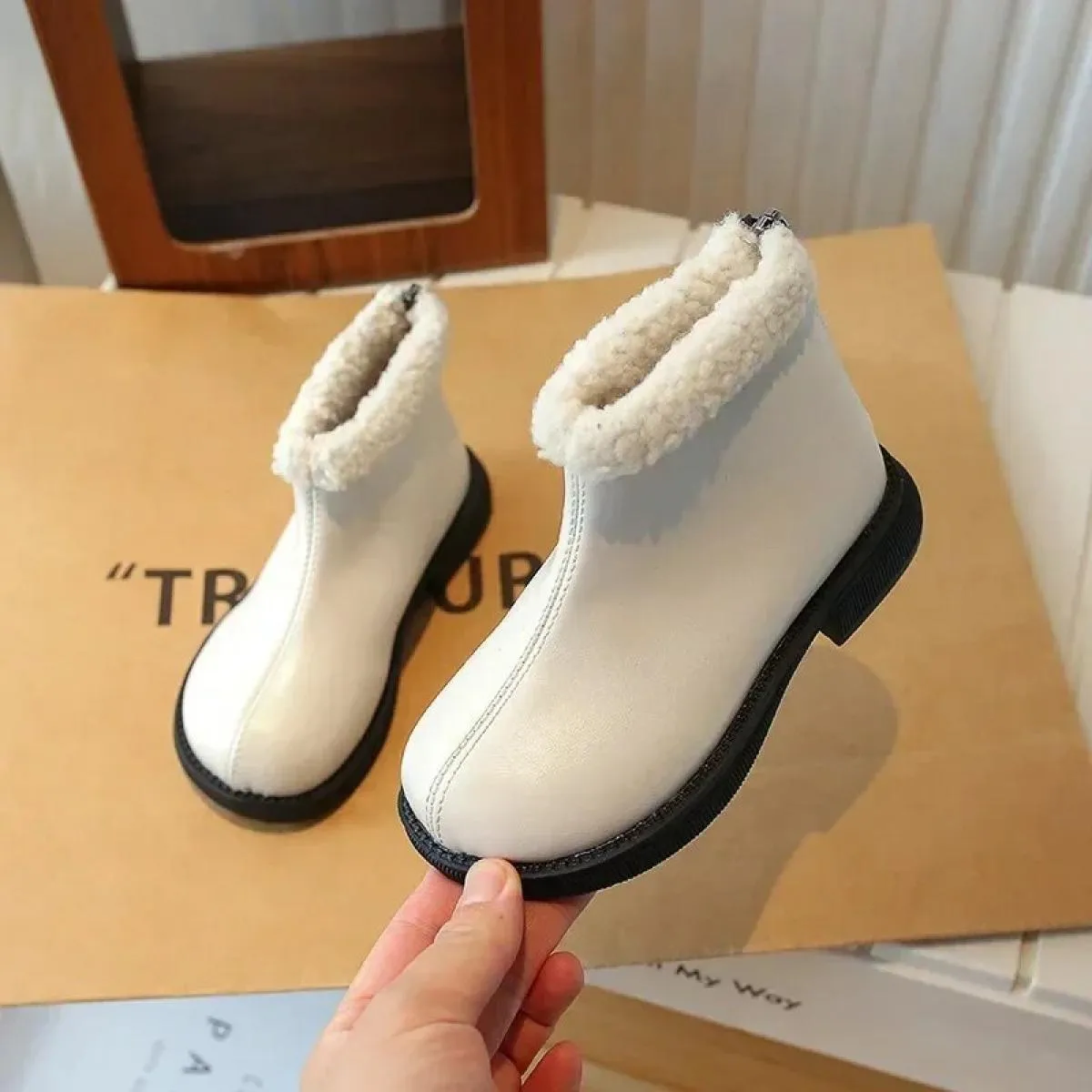 Stivaletti corti in pelle Pu da ragazza per bambini inverno 2024 nuove scarpe in cotone peluche caldo moda tinta unita per bambi