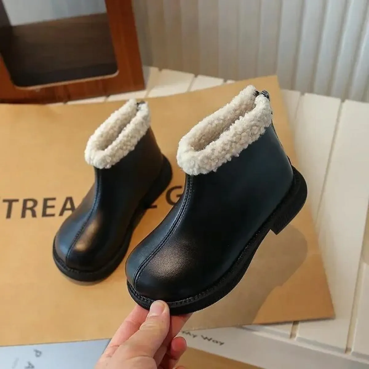 Stivaletti corti in pelle Pu da ragazza per bambini inverno 2024 nuove scarpe in cotone peluche caldo moda tinta unita per bambi