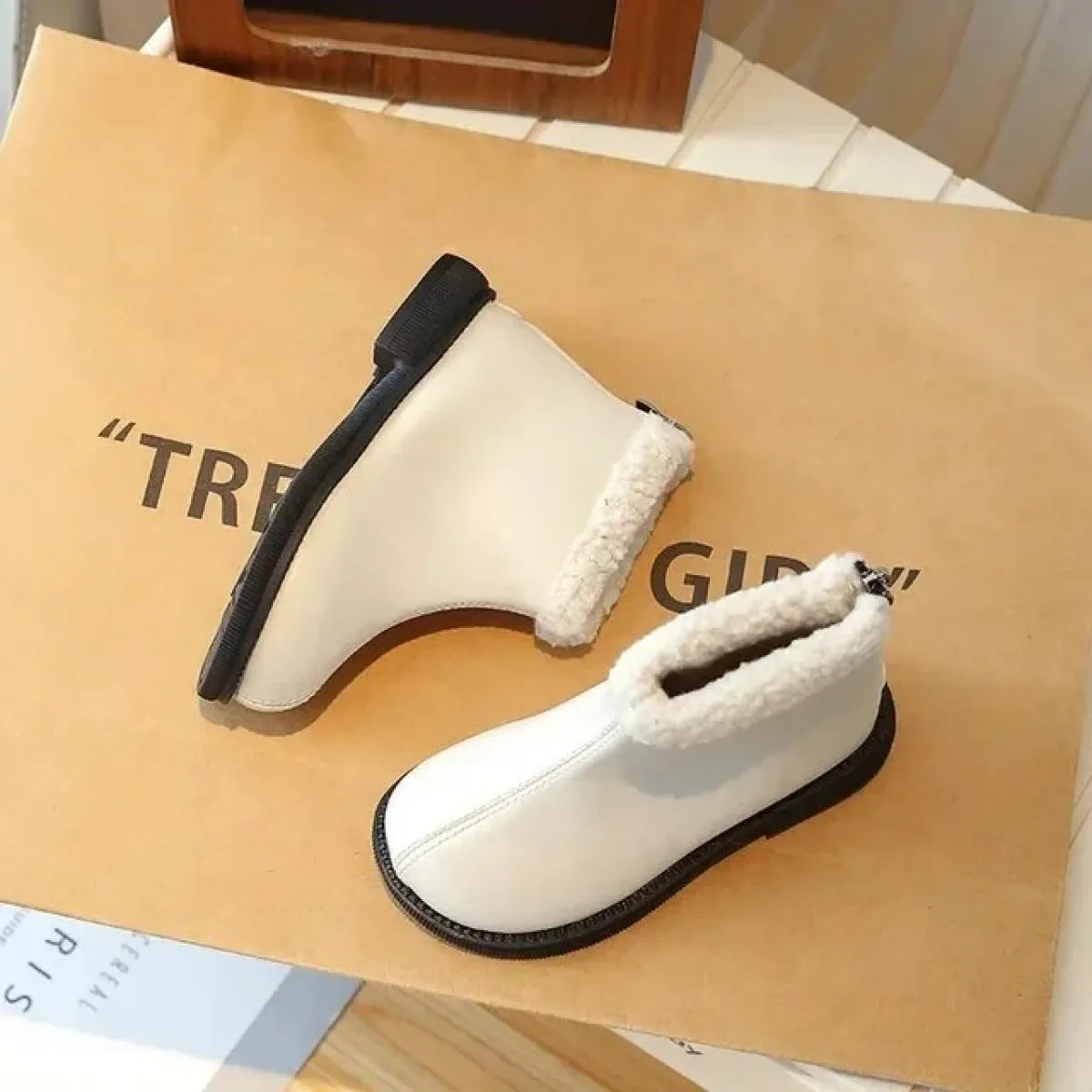 Stivaletti corti in pelle Pu da ragazza per bambini inverno 2024 nuove scarpe in cotone peluche caldo moda tinta unita per bambi