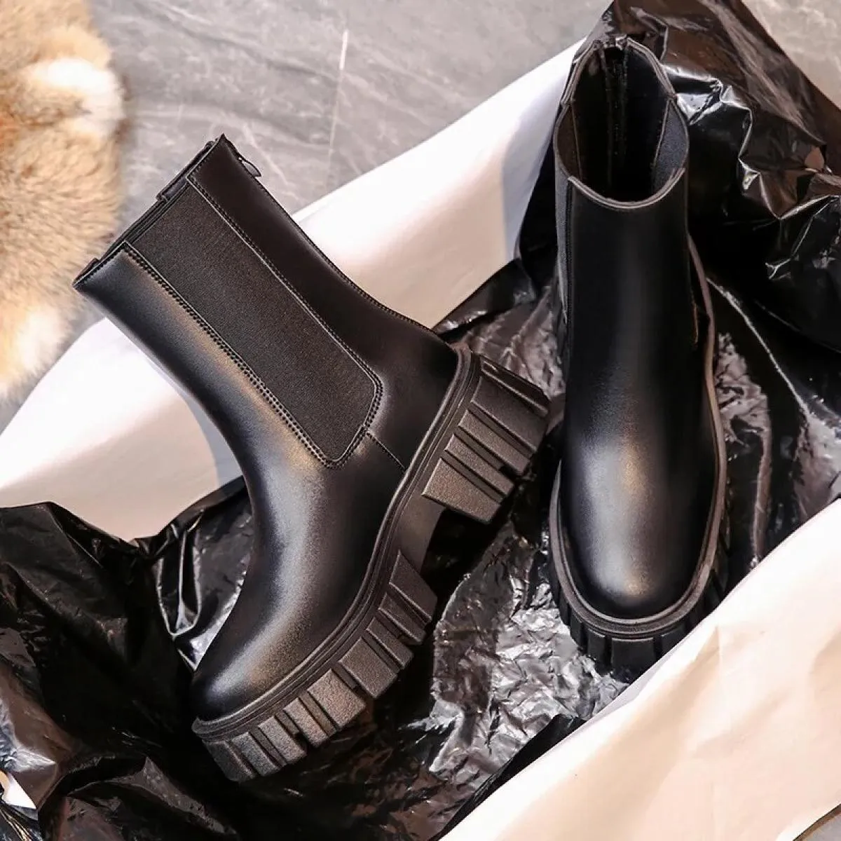 Stivaletti di alta qualità per donna Stivali da moto autunno Scarpe con plateau con tacco spesso Donna Slip On Punta tonda Moda