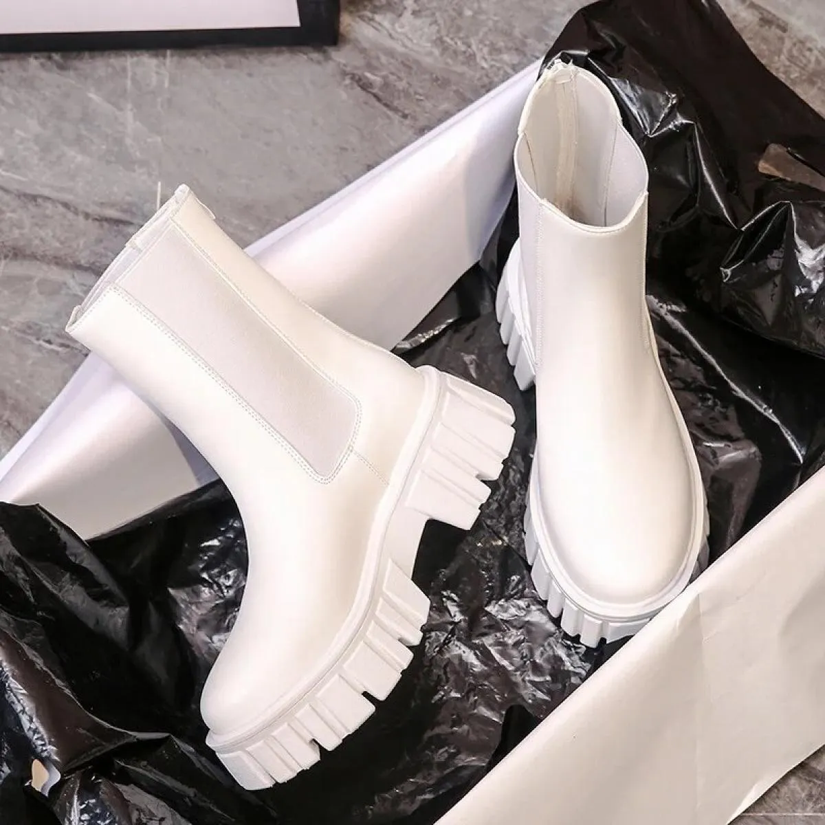 Stivaletti di alta qualità per donna Stivali da moto autunno Scarpe con plateau con tacco spesso Donna Slip On Punta tonda Moda