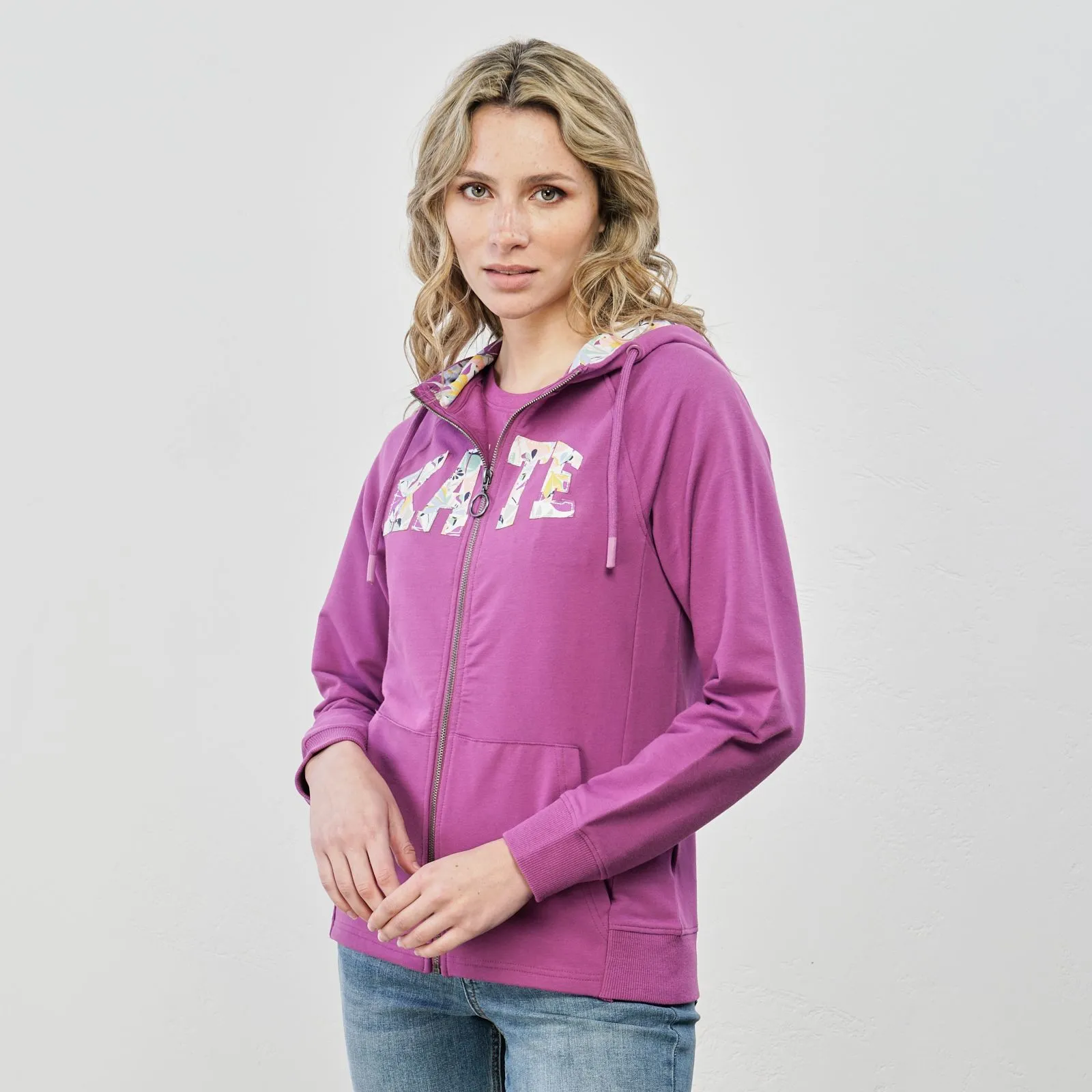 T-shirt viola con maniche corte e scritta