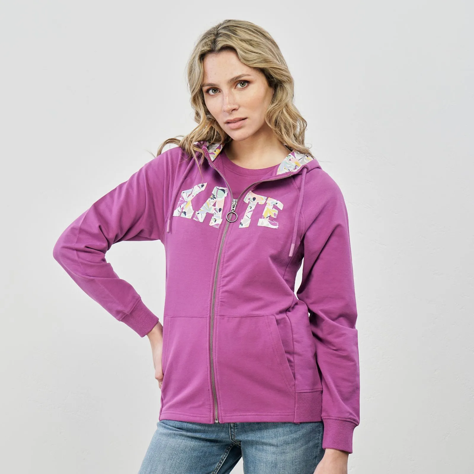 T-shirt viola con maniche corte e scritta