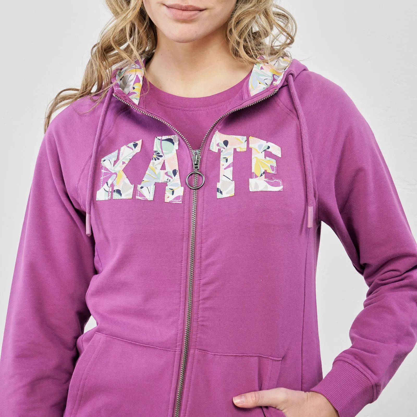 T-shirt viola con maniche corte e scritta